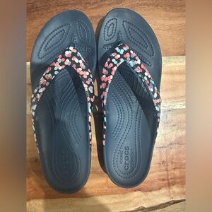Crocs Kadee II Flip Flops Womens 9 Blue Pink Polka Dot Thong Sandals Slip On